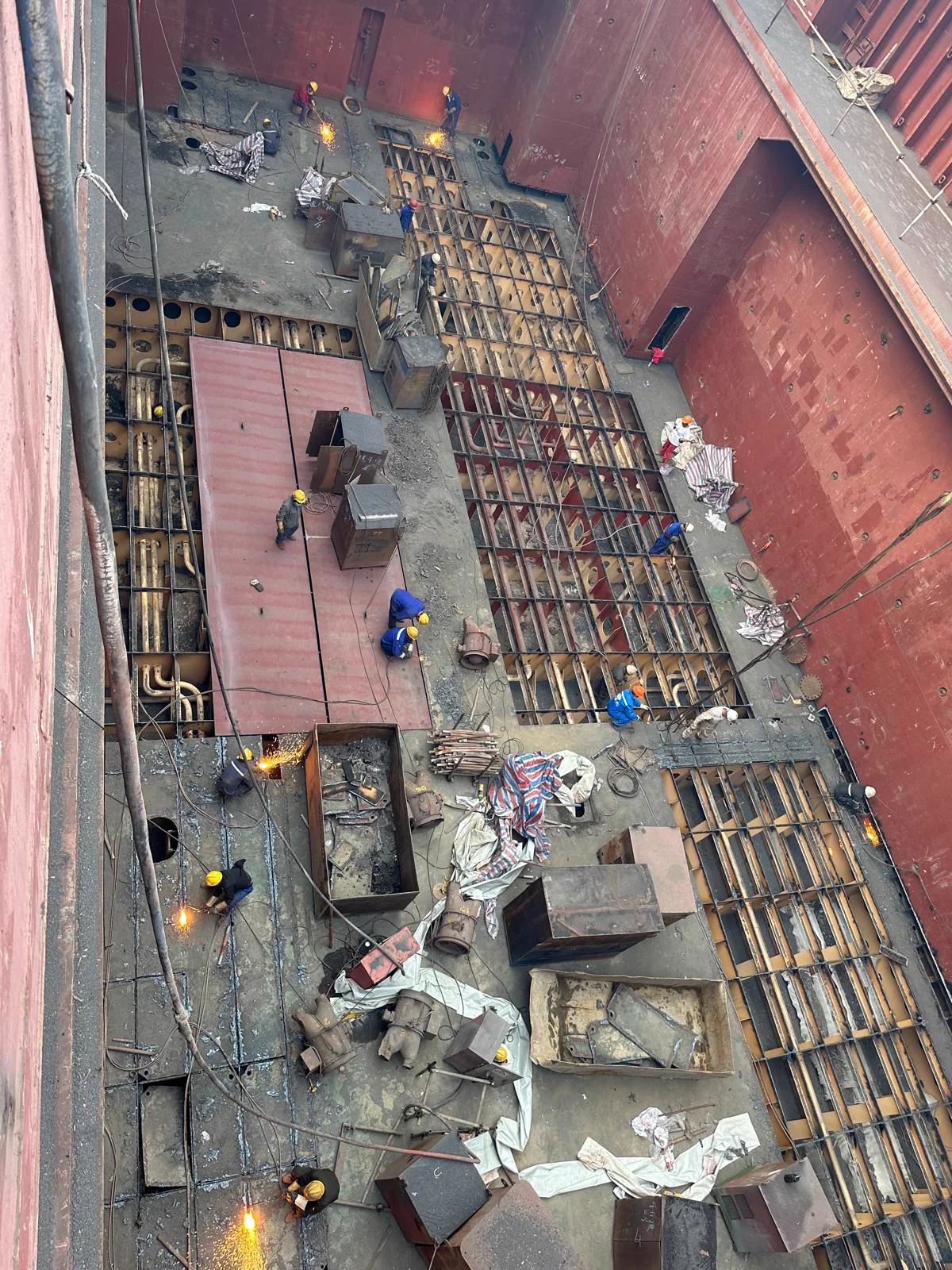 Staged tank-top renewal inside a cargo hold